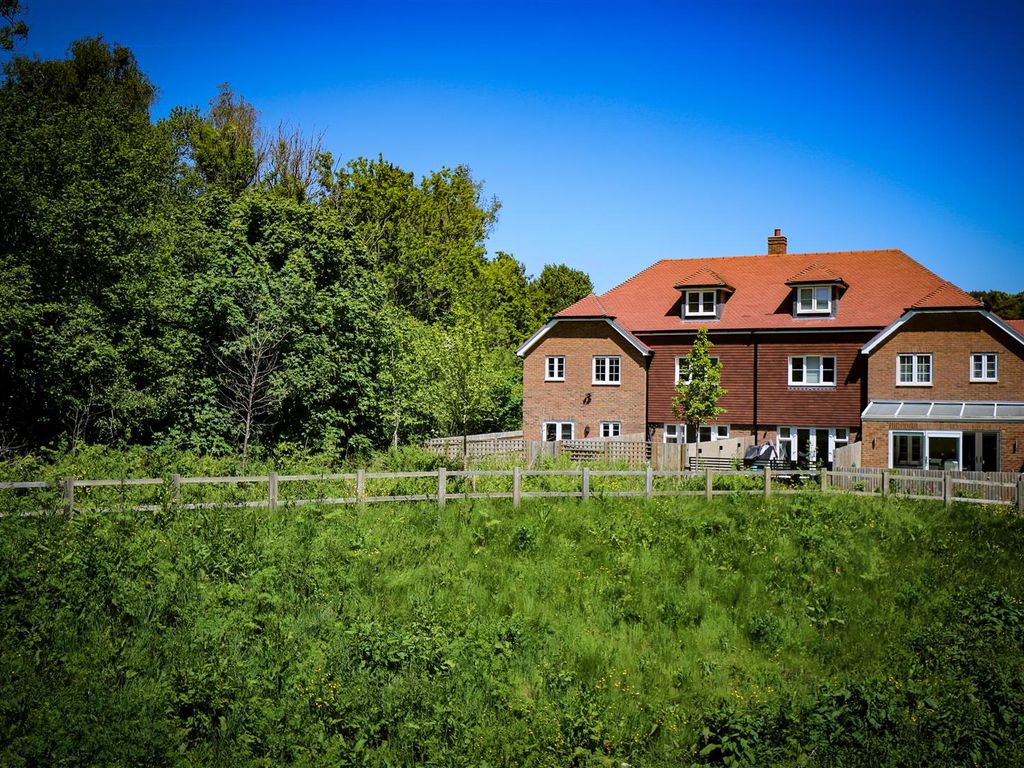 3 bed end terrace house for sale in Allingham Close, Borough Green