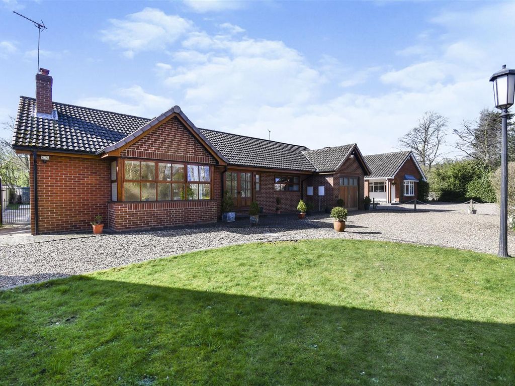 3 bed detached bungalow for sale in Beverley Road, Anlaby, Hull HU10, £