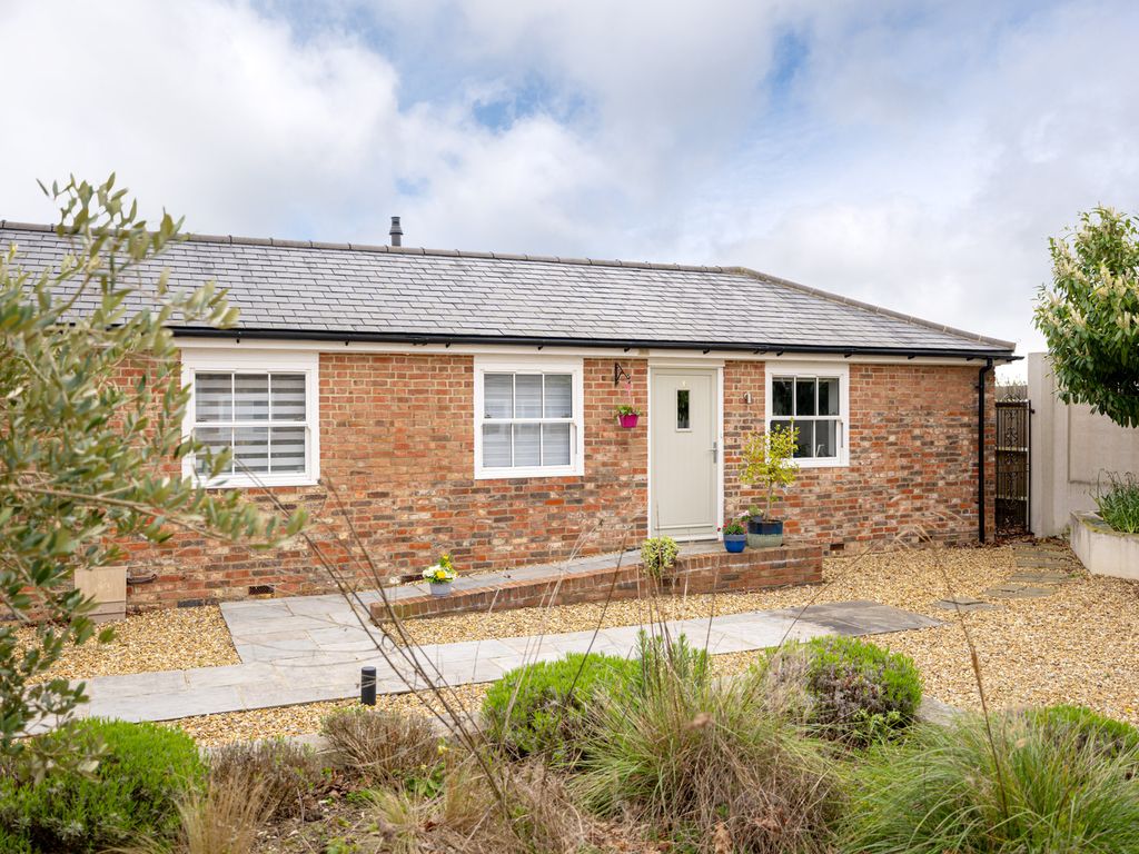 3 bed barn conversion for sale in Horsham Road, Horsham RH12, £650,000