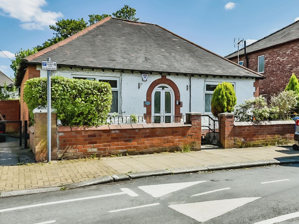 2 bed bungalow for sale in Burleigh Road, Stretford, Manchester M32, £