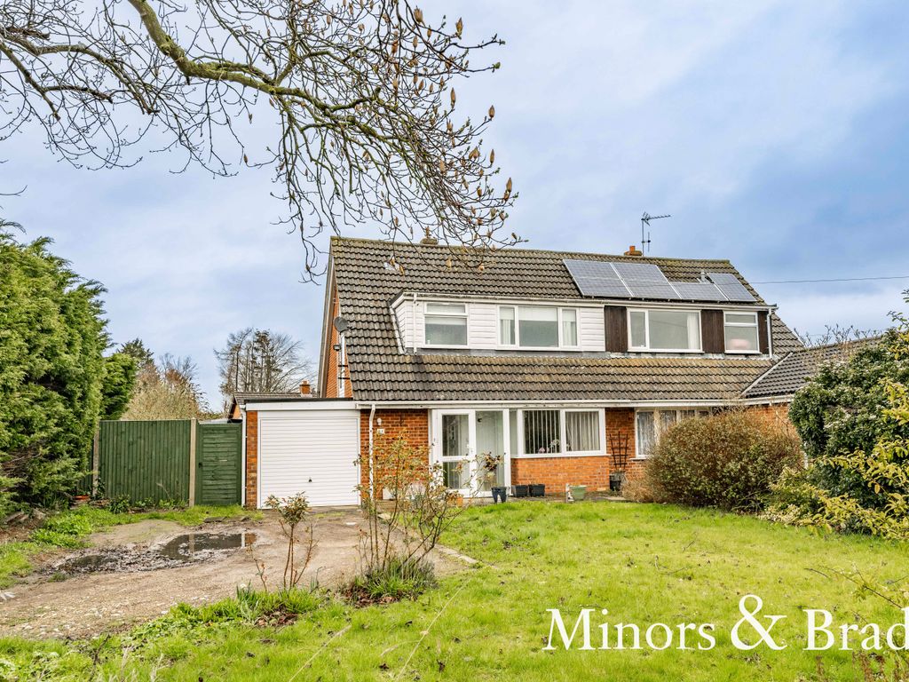 3 bed semidetached house for sale in Moorfield Road, Mattishall