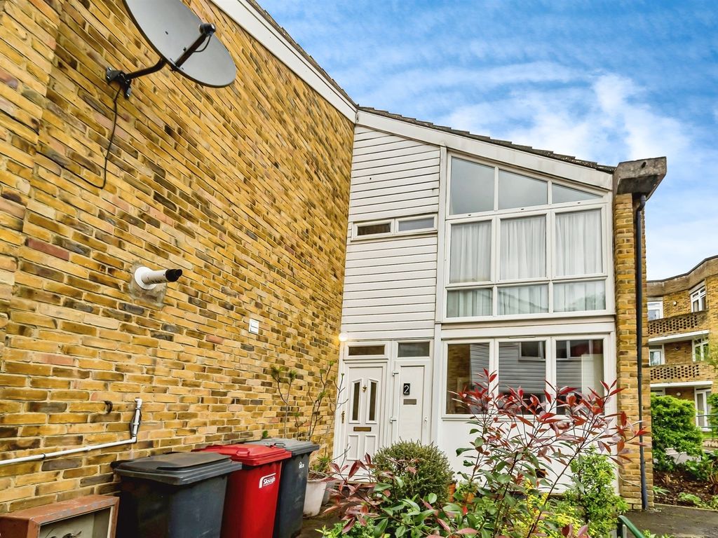 3 bed end terrace house for sale in Sussex Close, Slough SL1, £335,000