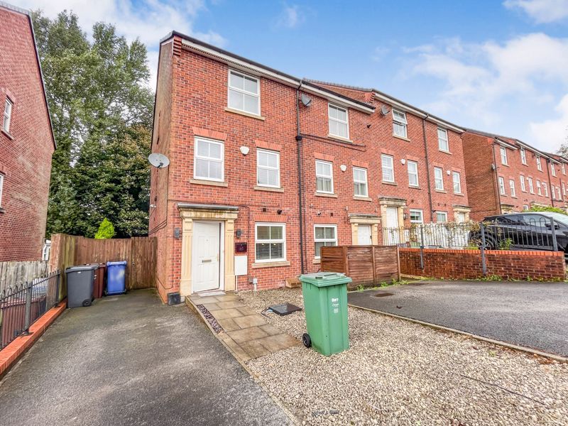 4 bed property to rent in Stonemere Drive, Radcliffe, Manchester M26, £