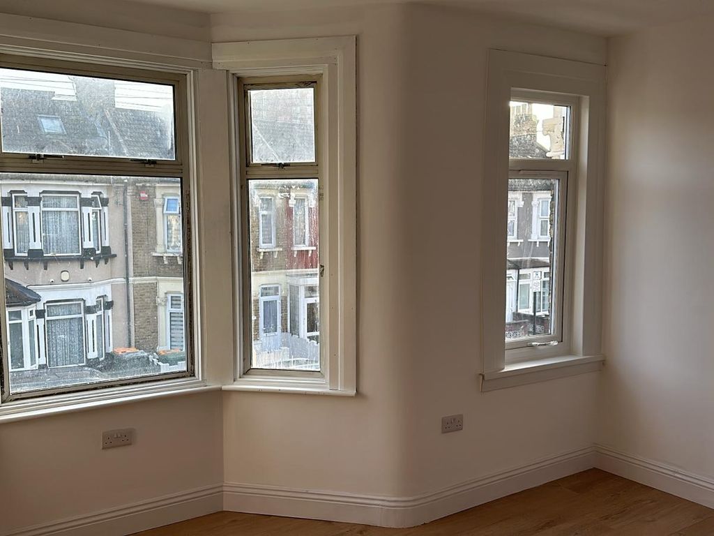 4 bed terraced house to rent in Kempton Road, London E6, £2,800 pcm