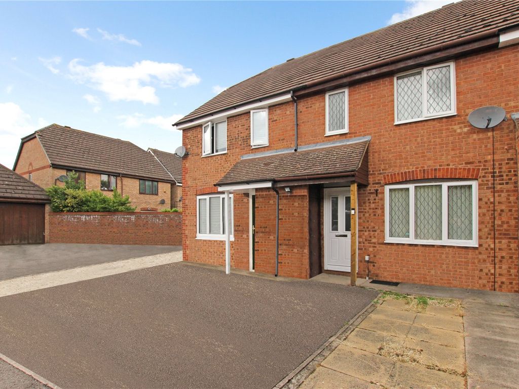 3 bed terraced house to rent in Milton Way, Houghton Regis, Dunstable