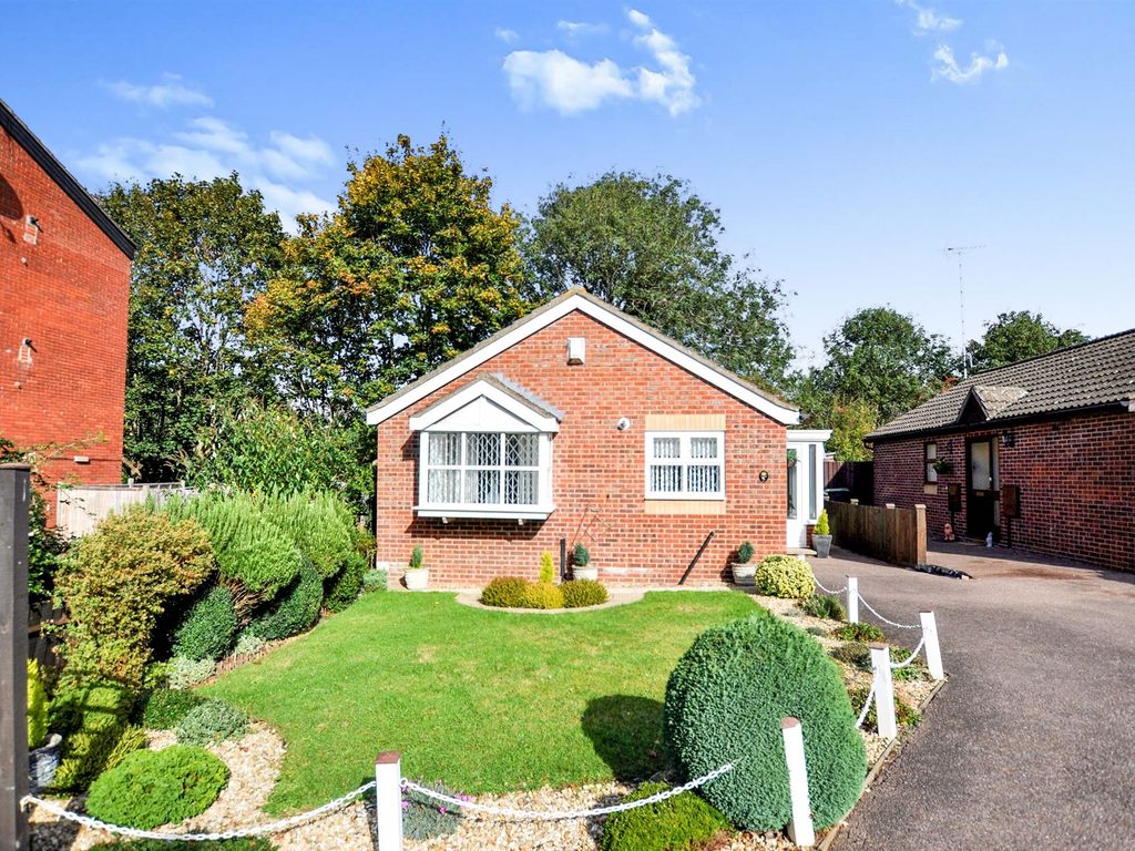 2 bed detached bungalow for sale in Chestnut Close, Rushden NN10 Zoopla