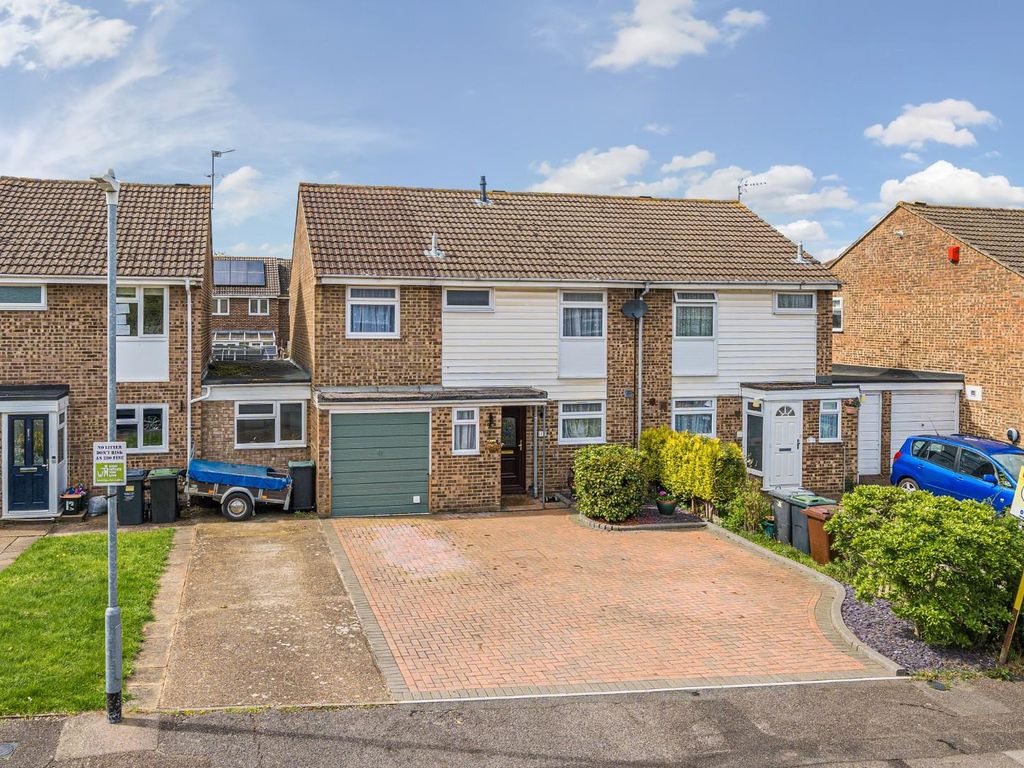 4 bed semidetached house for sale in Thackeray Road, Larkfield