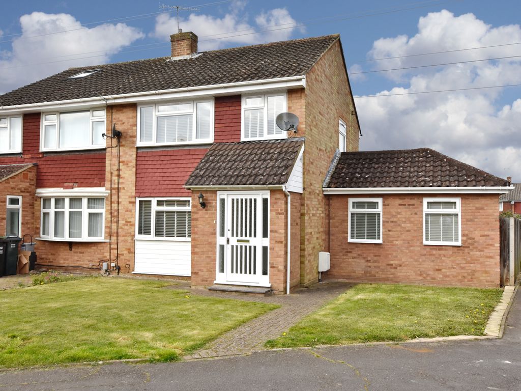 4 bed semidetached house for sale in Mutchetts Close, Watford WD25