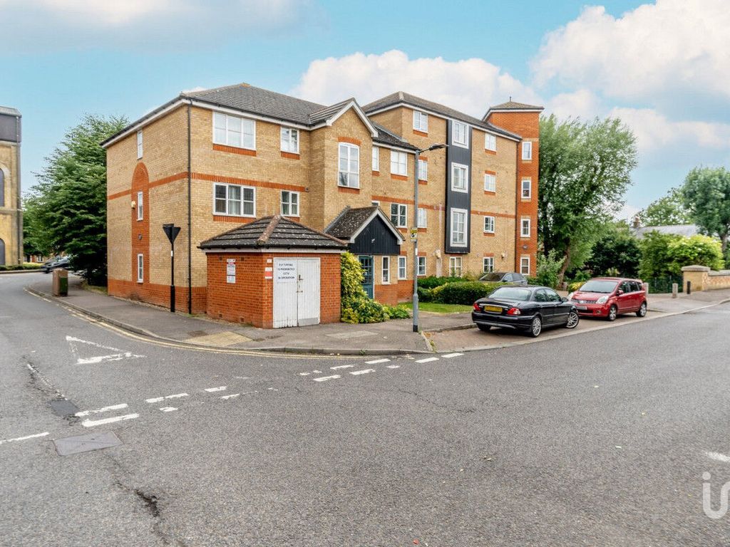 2 bed flat for sale in Martini Drive, Enfield EN3, £250,000 Zoopla