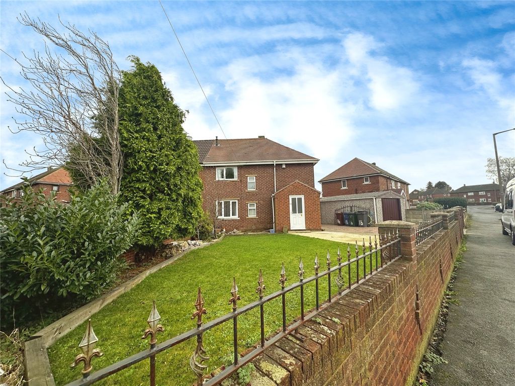 3 bed semidetached house for sale in Chatsworth Road, Barnsley, South