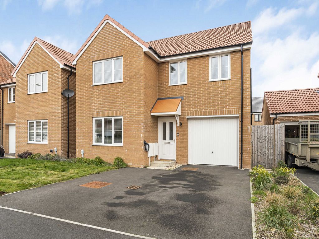 4 bed detached house for sale in Douglas Drive, Grove OX12, £450,000