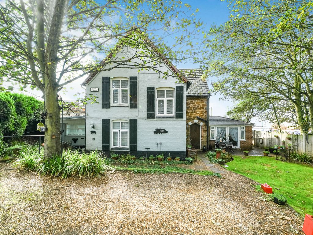 3 bed end terrace house for sale in Southend Road, Hunstanton, Norfolk