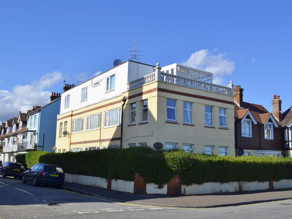 3 bed flat for sale in Felix Court, Sea Road, Felixstowe IP11, £230,000