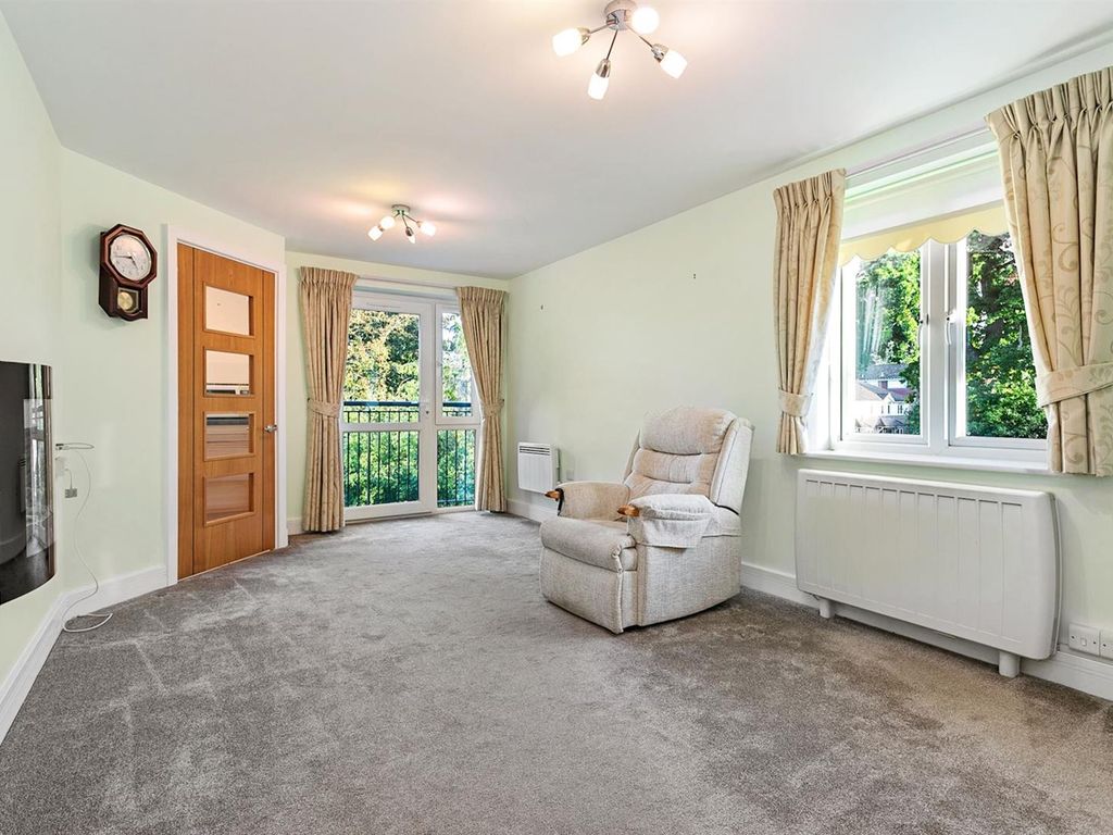 1 bed flat for sale in Penlee Close, Edenbridge TN8, £175,000 Zoopla