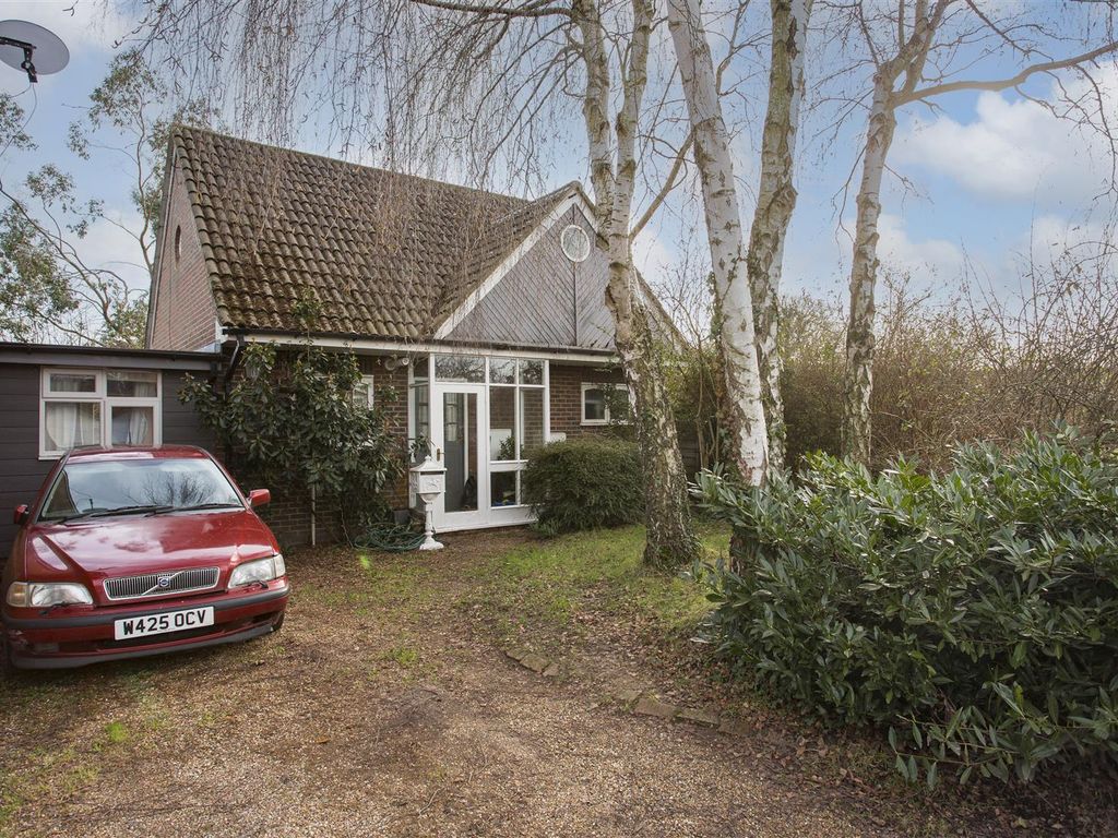 3 bed linkdetached house for sale in Old School Lane, Ryarsh, West