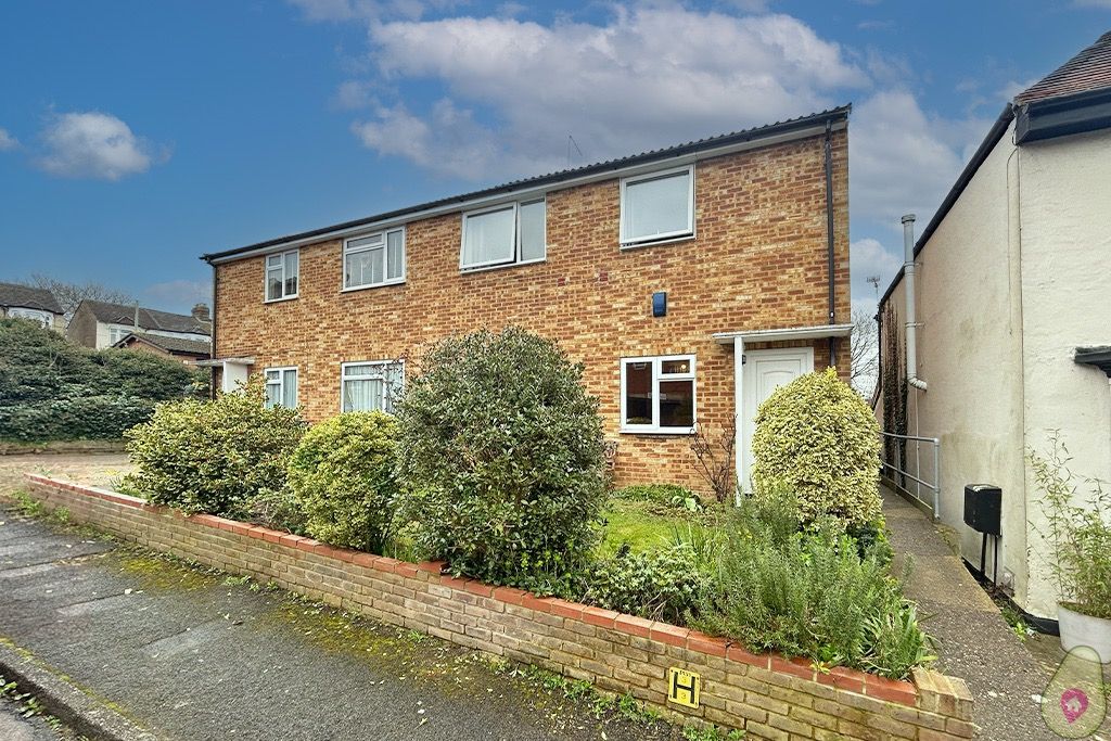 2 bed for sale in Harlow Road, High HP13, £280,000