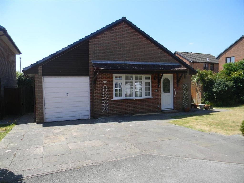 3 bed detached bungalow to rent in Clover Close, Locks Heath, Southampton SO31, £1,600 pcm Zoopla