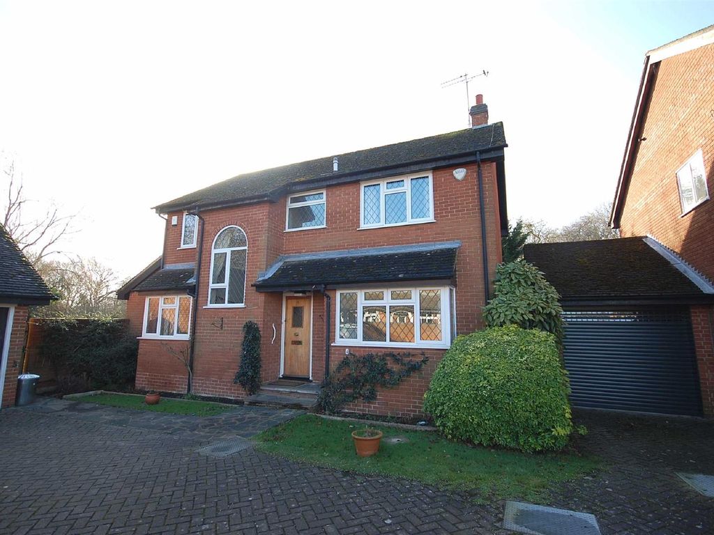 3 bed link detached house for sale in Melbourne Close, Ickenham