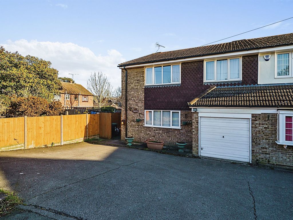 4 bed semidetached house for sale in Hoecroft, Nazeing, Waltham Abbey