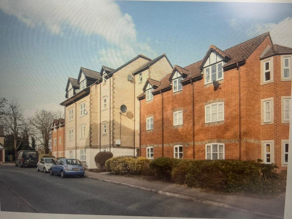 2 bed flat to rent in Rembrandt Way, Reading RG1, £1,300 pcm Zoopla