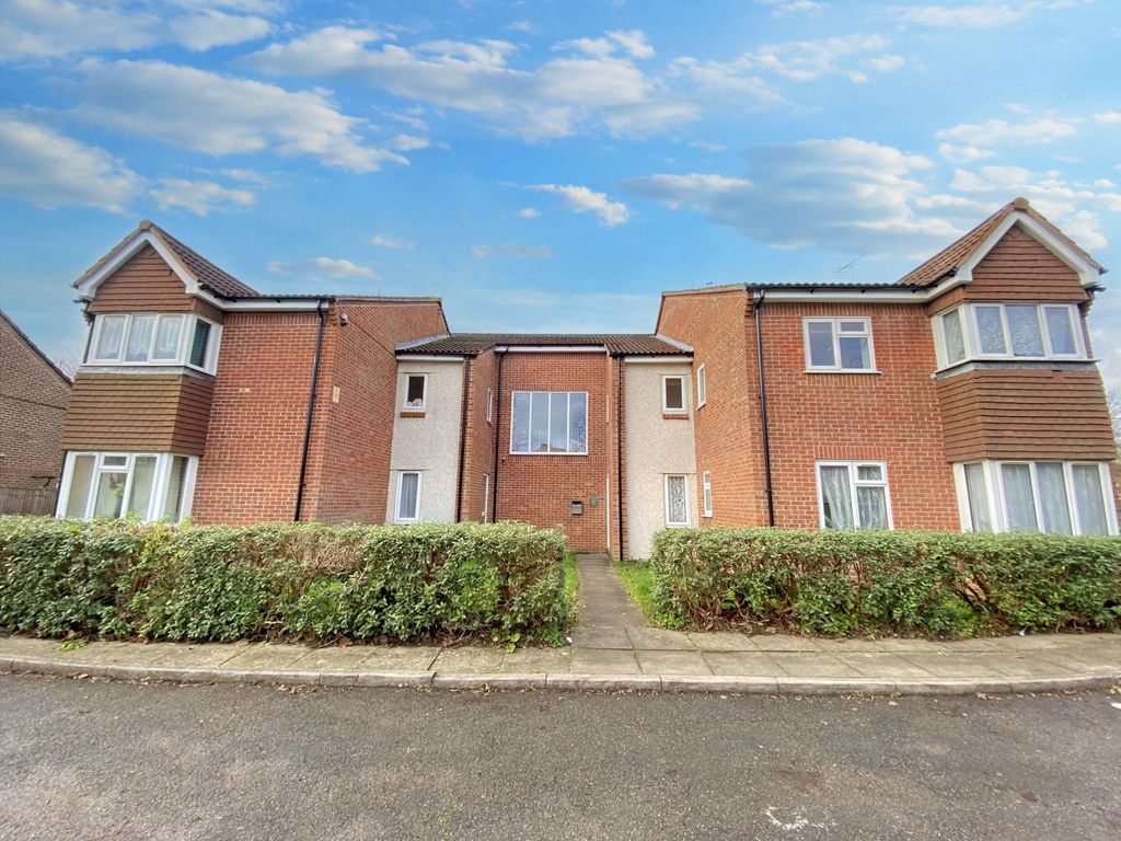 Studio to rent in Lowdell Close, West Drayton UB7, £1,000 pcm Zoopla