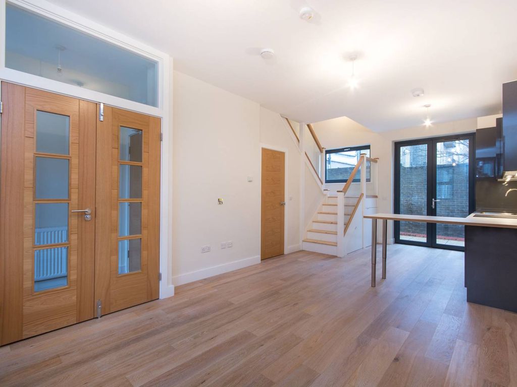 2 bed property to rent in Wandsworth Road, Wandsworth, London SW8, £