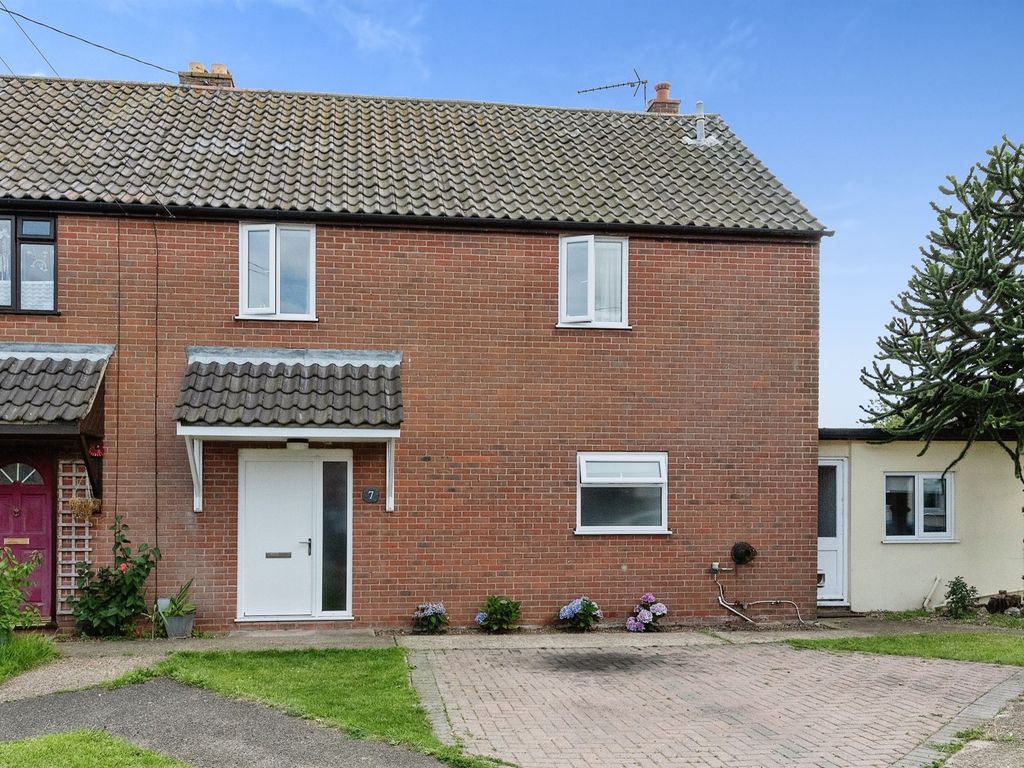 3 bed semidetached house for sale in Quays Road, Risby, Bury St