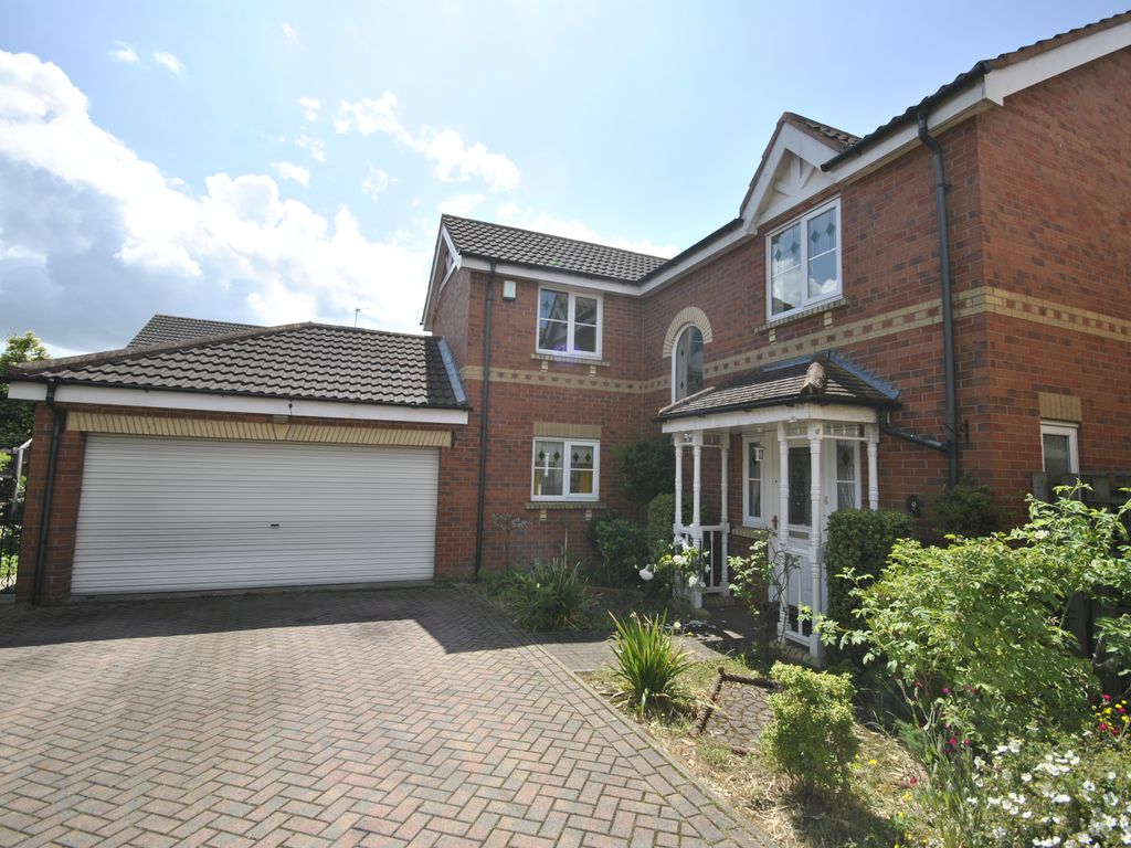 4 bed detached house for sale in Fountain Court, Rossington, Doncaster