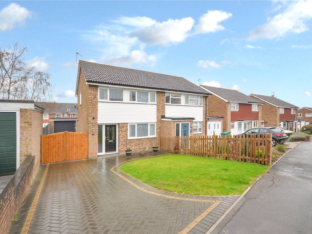 3 bed semidetached house for sale in Charmfield Road, Aylesbury HP21