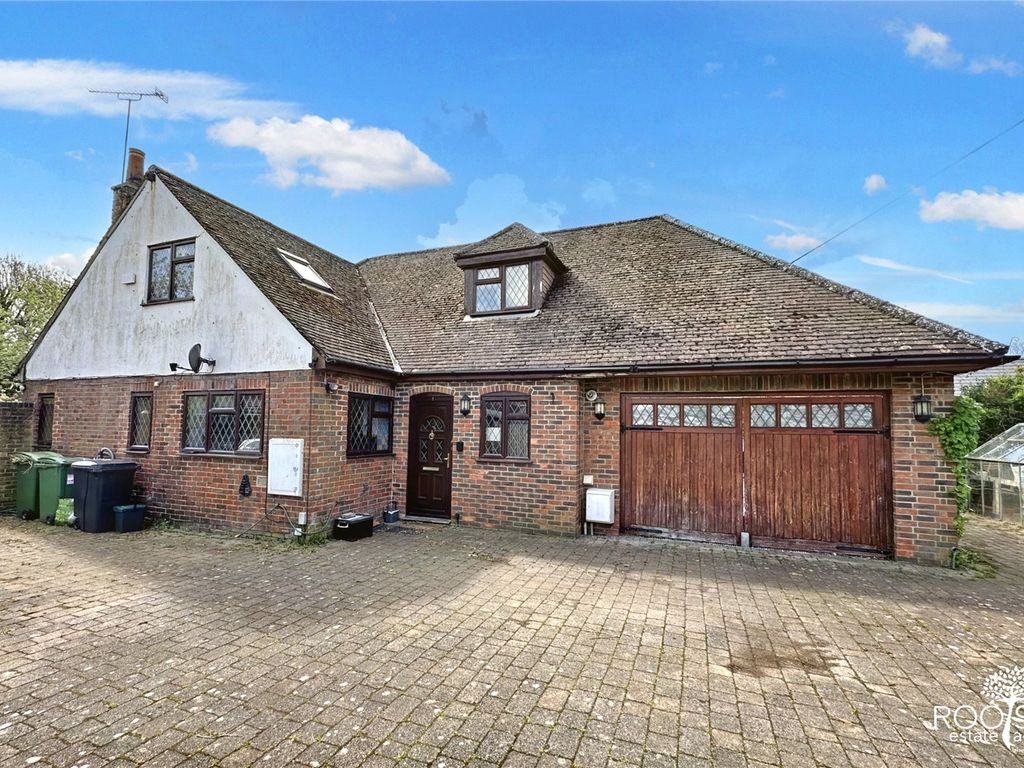 4 bed detached house for sale in Benham Hill, Thatcham, Berkshire RG18