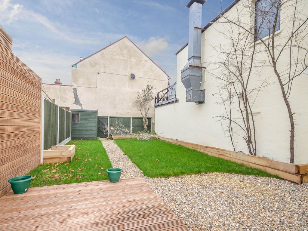 2 bed flat to rent in Leigh Road, LeighOnSea SS9 Zoopla