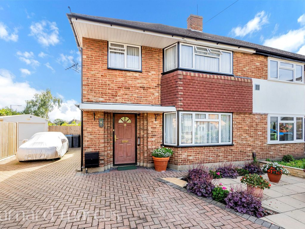 3 bed semidetached house for sale in Bodley Close, New Malden KT3, £