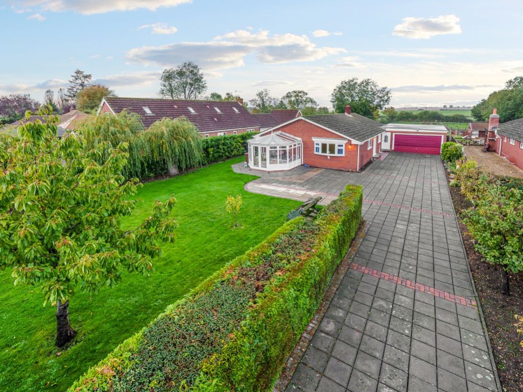 4 bed detached bungalow for sale in Vicarage Lane, Helpringham
