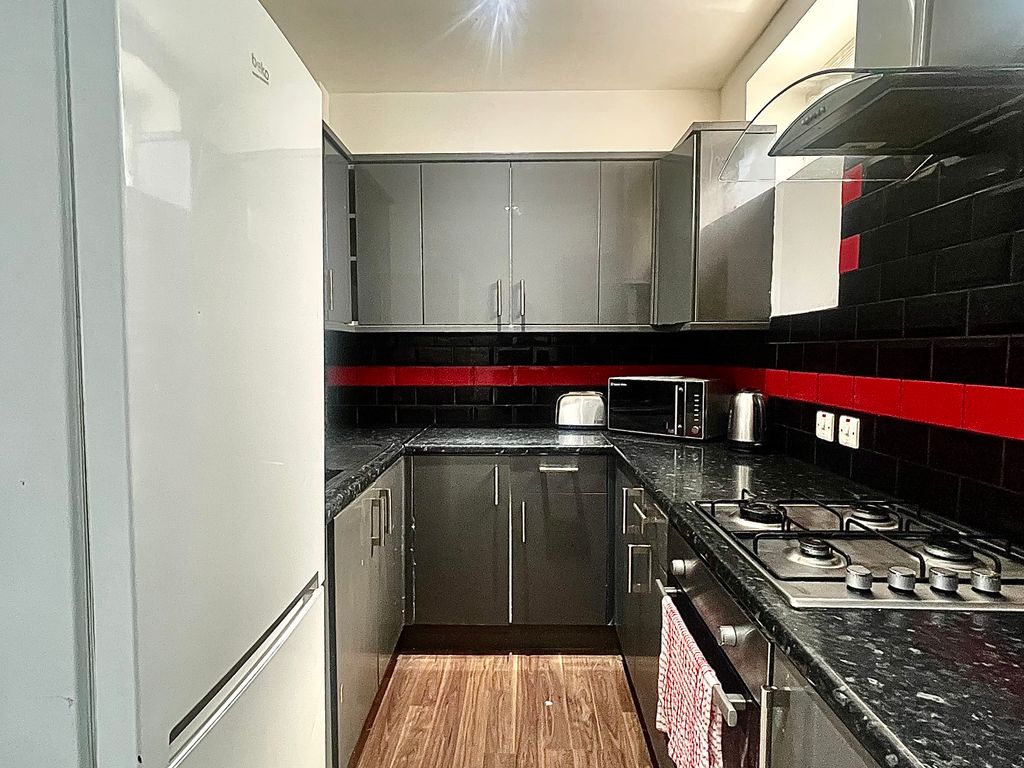 2 bed flat to rent in Mile End Road, London E3, £2,600 pcm Zoopla