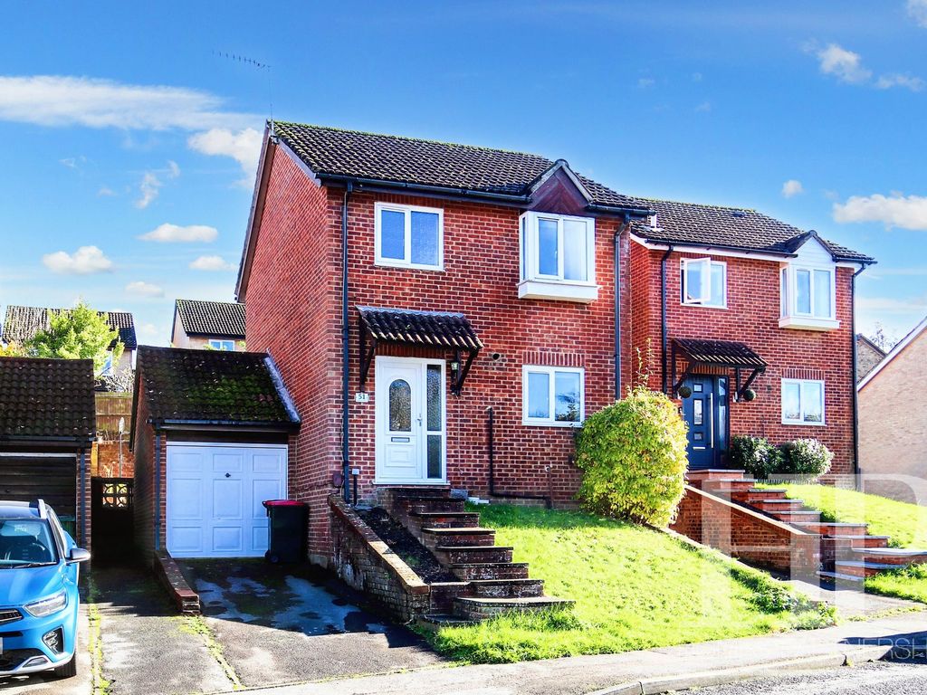 3 bed linkdetached house for sale in Hollingbourne Crescent, Crawley