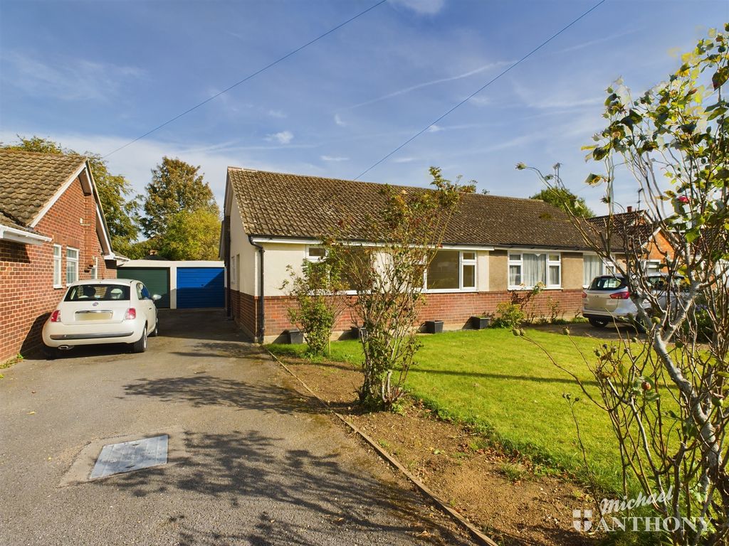 3 bed bungalow for sale in Friars Furlong, Long Crendon, Aylesbury