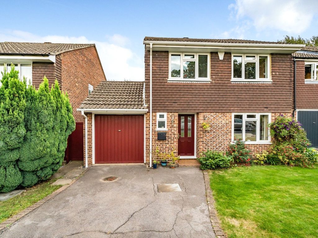 4 bed detached house for sale in Merrow, Guildford, Surrey GU4, £