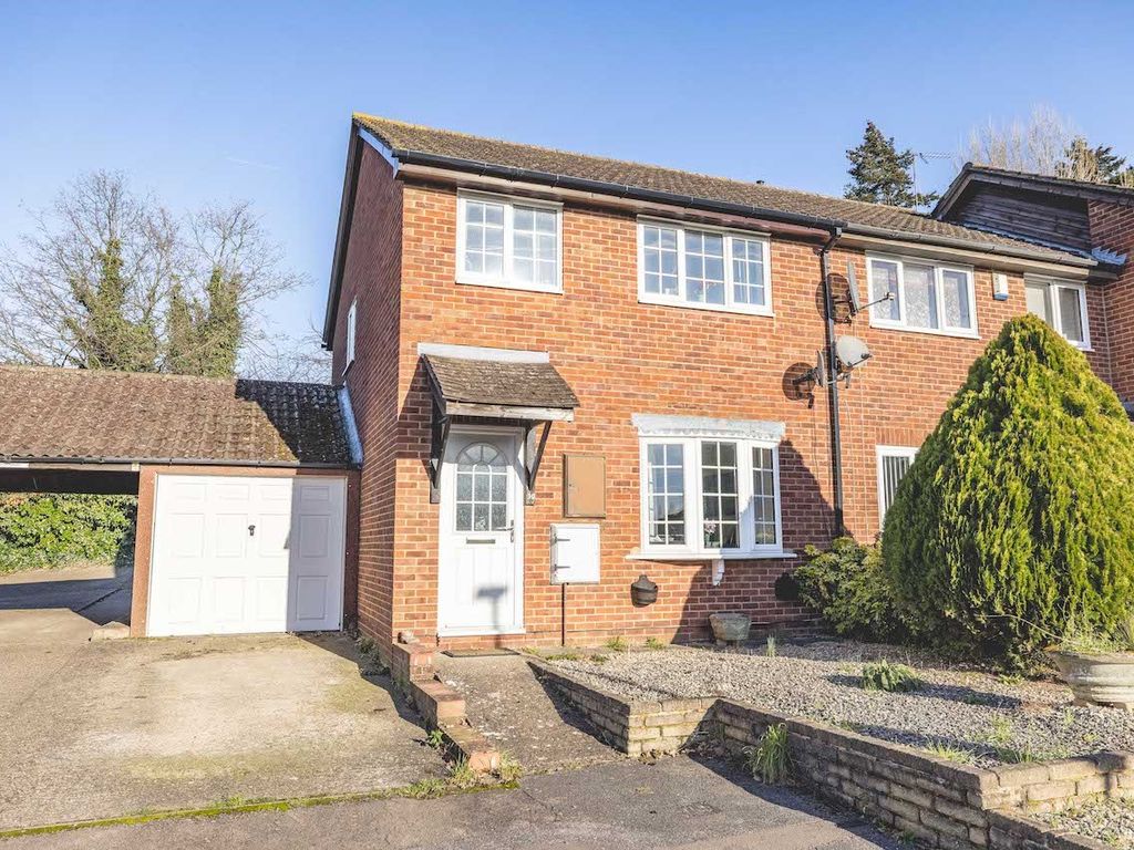 3 bed end terrace house for sale in Dunster Gardens, Cippenham SL1, £