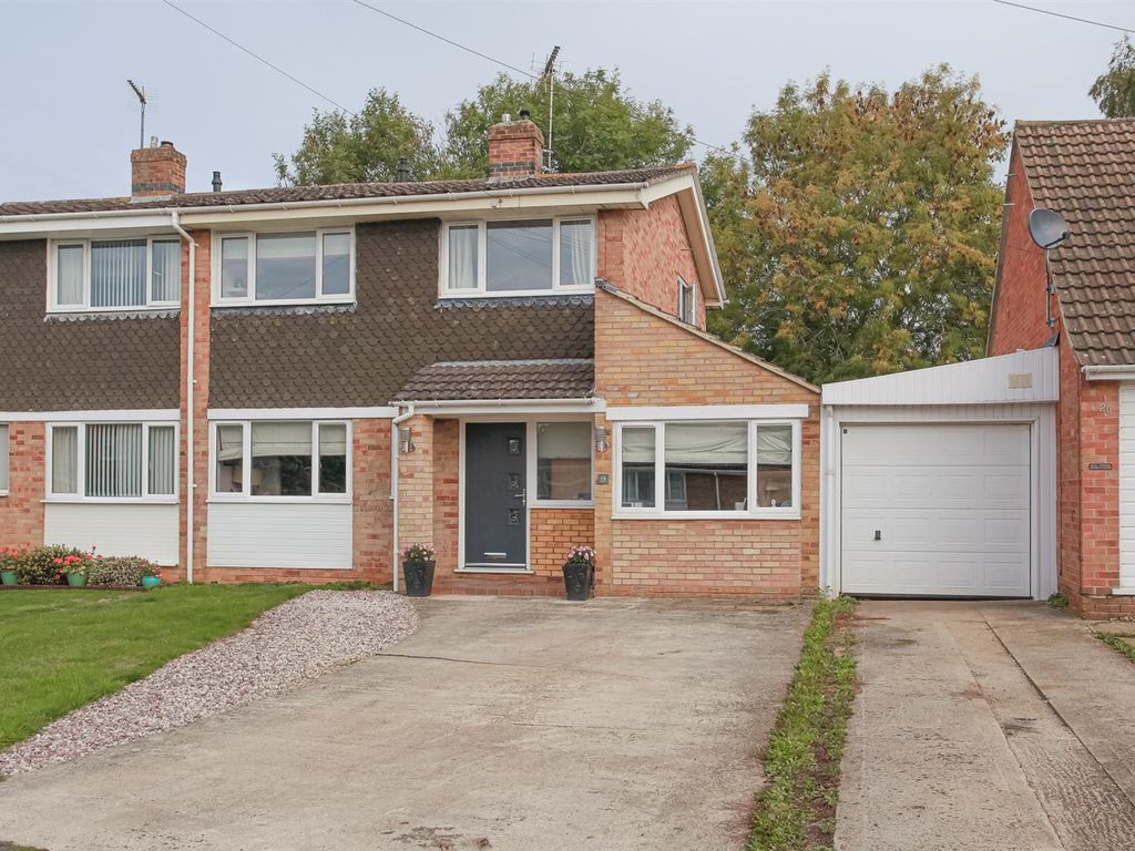 4 bed semidetached house for sale in Rookery Close, Bodicote, Banbury