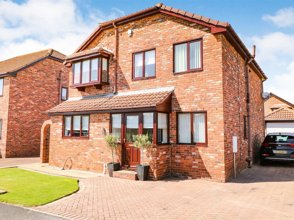 4 bed detached house for sale in Allott Close, Ravenfield, Rotherham