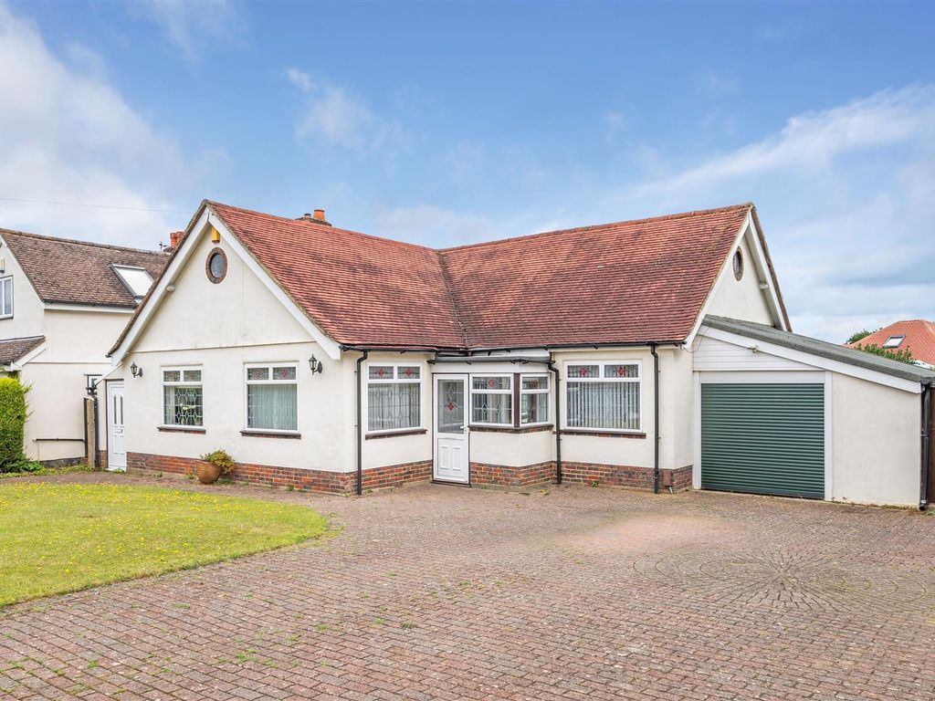 3 bed detached bungalow for sale in Waterer Gardens, Burgh Heath