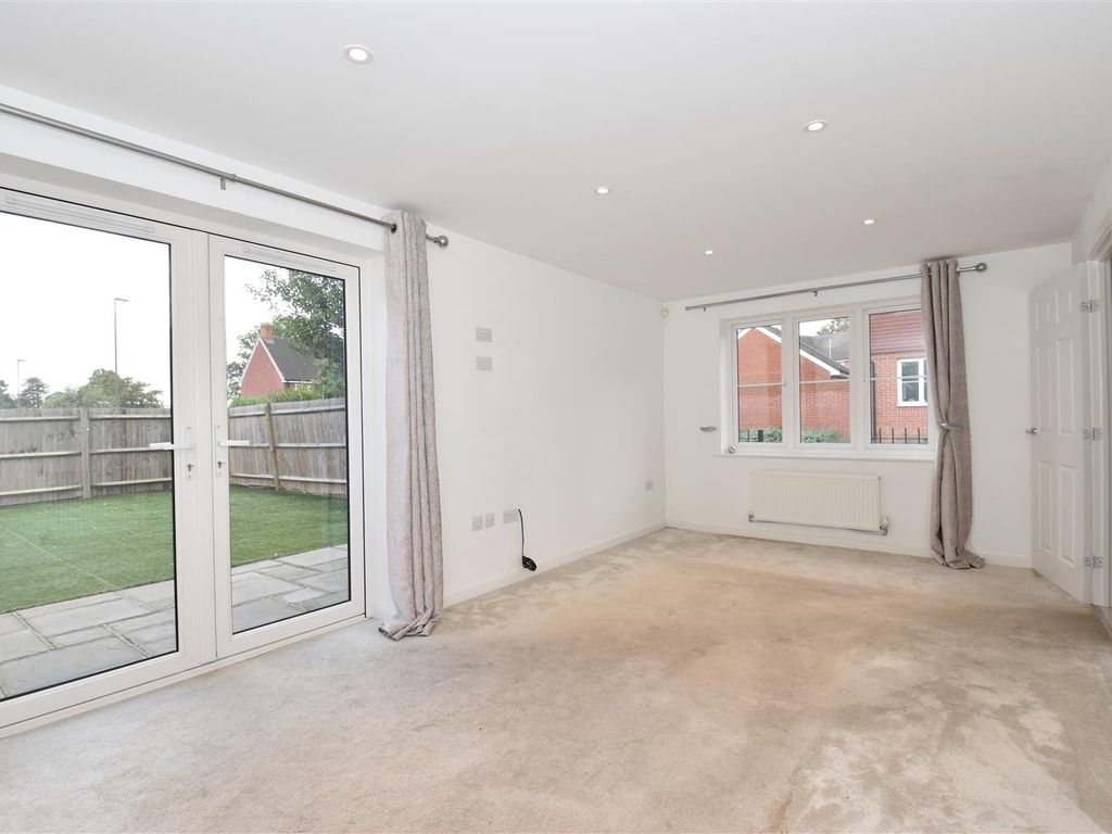 3 bed property to rent in Killick Road, Horley RH6, £2,100 pcm Zoopla