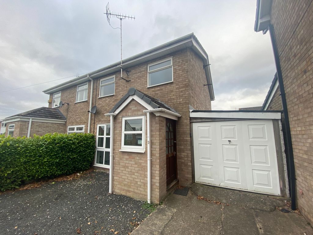3 bed semidetached house to rent in Oakwood Crescent, Crewe CW2, £