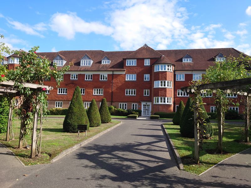 2 bed flat for sale in Elizabeth Drive, Banstead SM7, £323,500 Zoopla