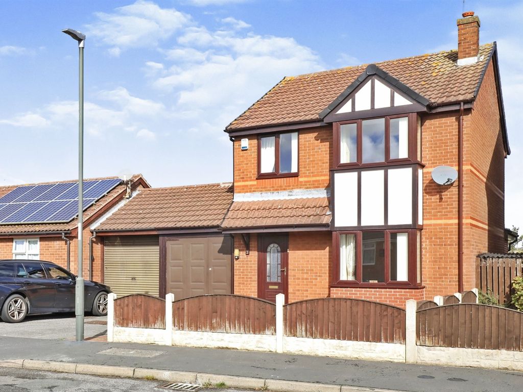 3 bed linkdetached house for sale in Linden Road, Creswell, Worksop