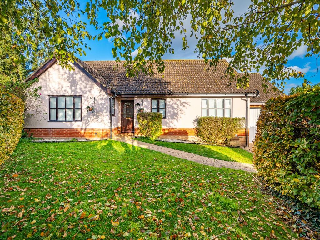 3 bed detached bungalow for sale in Crescent Close, Dunmow, Essex CM6