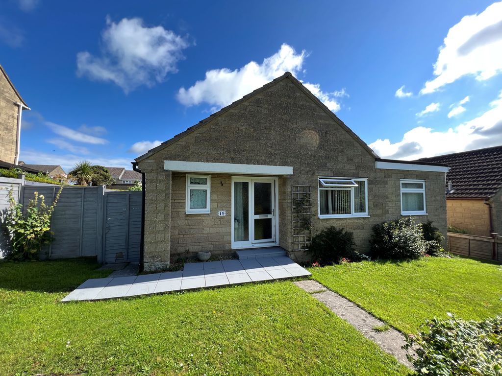 2 bed detached bungalow for sale in Springfield Road, Wincanton BA9, £