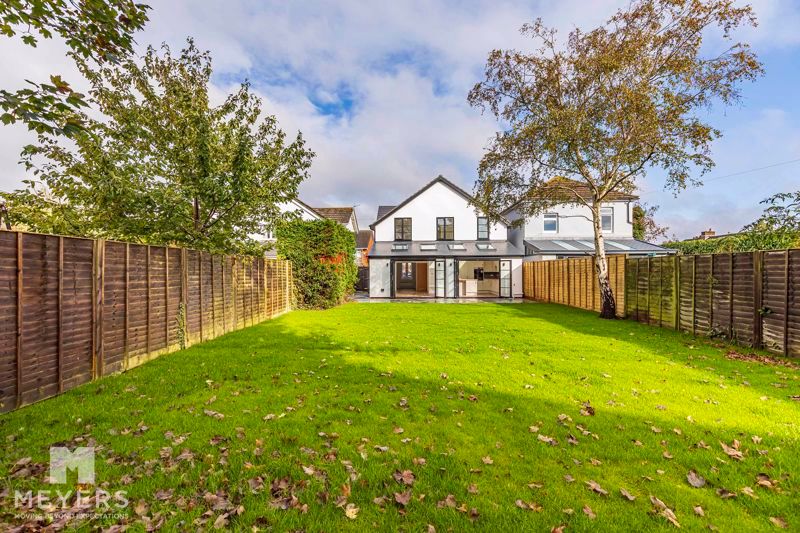 4 bed detached house to rent in Moffat Road, Christchurch BH23, £2,700