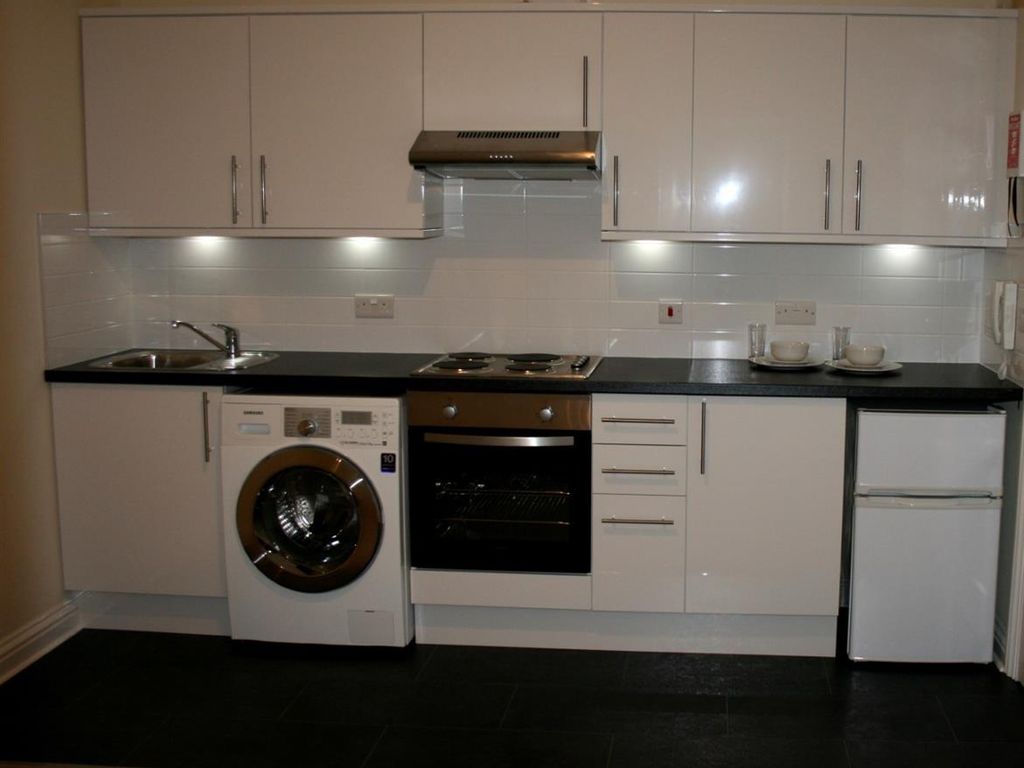 Studio to rent in Basingstoke Road, Reading RG2, £795 pcm Zoopla