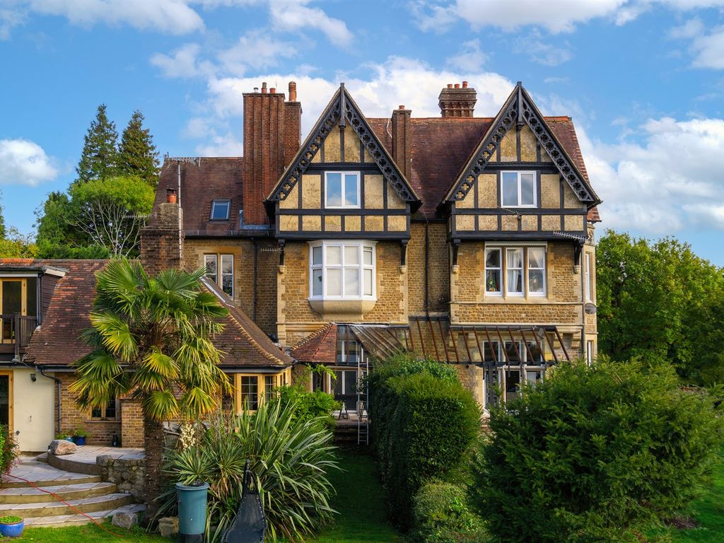 3 bed flat to rent in Raglan Road, Reigate RH2 Zoopla